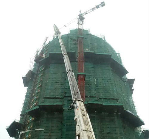 无为吊车在工地上作业
